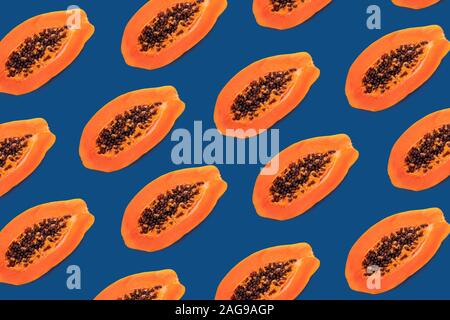 Die Hälfte der Papaya auf blauem Hintergrund, Muster kreatives Design Stockfoto
