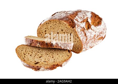 Laib Schwarzbrot in Scheiben geschnitten auf weißem Hintergrund Stockfoto