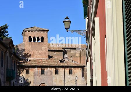 Basilika dei Santi Quattro Coronati, alte römische Kirche und Kloster. Rom, Italien. Stockfoto