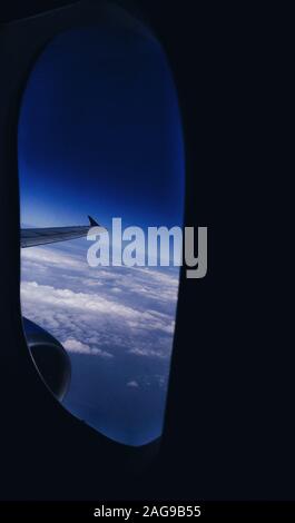 Vertikale Aufnahme eines Flugzeugflügels aus dem Fenster Des Fahrzeugs Stockfoto