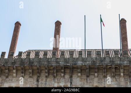 Guimaraes, Portugal - 10. Mai 2018: die architektonischen Details des Palastes der Herzöge von Braganza neben dem Schloss von Guimaraes, dass Touristen den Besuch auf Stockfoto