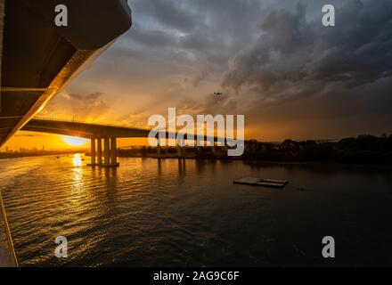 Atemberaubende Aufnahme eines wunderschönen Sonnenuntergangs am Brisbane Gateway Brücke Stockfoto