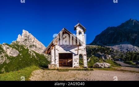 Eine kleine Kapelle und die Gipfel des Lagazuoi und Sass de Stria am Falzarego Pass, Passo di Falzarego Stockfoto