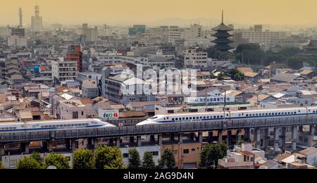 Kyoto. Japan, 10.05.04. Zwei hohe Geschwindigkeit Shinkansen Züge Miteinander in der Stadt Kyoto in Japan. Im Laufe seiner über 50-jährigen Geschichte, Durchführung Stockfoto