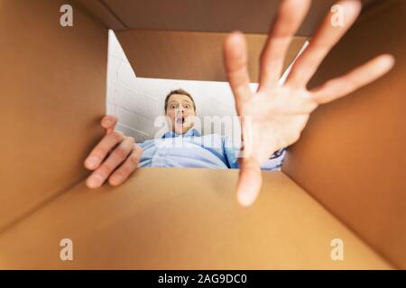 Unboxing Versand - aufgeregt, Mann, innerhalb des geöffneten Box Stockfoto
