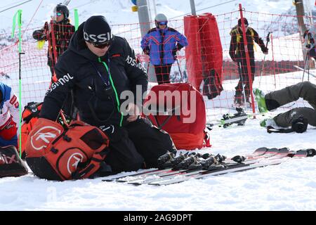 Skiman bei der Arbeit 17 Dez 2019 Courchevel Frankreich Audi FIS Alpine World Cup 2019/20 Riesenslalom der Frauen Ski Service Ski skiman Stockfoto