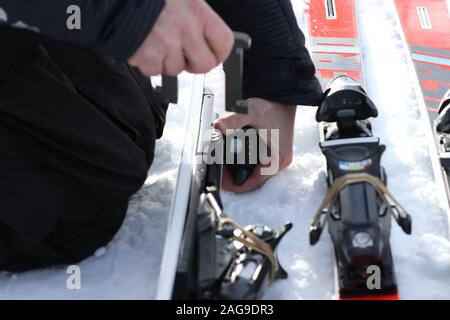 Skiman bei der Arbeit 17 Dez 2019 Courchevel Frankreich Audi FIS Alpine World Cup 2019/20 Riesenslalom der Frauen Ski Service Ski skiman Stockfoto