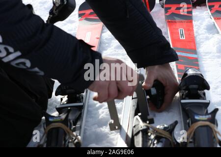 Skiman bei der Arbeit 17 Dez 2019 Courchevel Frankreich Audi FIS Alpine World Cup 2019/20 Riesenslalom der Frauen Ski Service Ski skiman Stockfoto