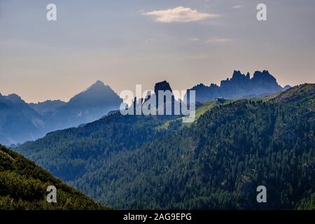 Dolomiti bergige Landschaft und die Gipfel der Felsen Cinque Torri, von Falzarego Pass, Passo di Falzarego gesehen Stockfoto