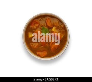 Isolierte Bild aus einer Schüssel leckere herzhafte winter Gemüsesuppe, in einer rustikalen Schüssel, mit einem Schlagschatten. Stockfoto