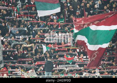 Fußball Augsburg-Düsseldorf, Augsburg, Dez 17., 2019. Fans FCA FC Augsburg - Fortuna Düsseldorf 3-0 - DFL-Bestimmungen verbieten die Verwendung von Fotografien als BILDSEQUENZEN und/oder quasi-VIDEO - 1. Deutschen Fußball-Bundesliga, Augsburg, 17. Dezember 2019. Saison 2019/2020, Spieltag 16, © Peter Schatz/Alamy leben Nachrichten Stockfoto