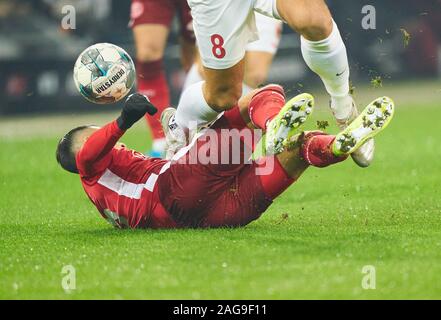 Fußball Augsburg-Düsseldorf, Augsburg, Dez 17., 2019. Symbol, Illustration, Funktion, Foul, FC Augsburg, Fortuna Düsseldorf 3-0 - DFL-Bestimmungen verbieten die Verwendung von Fotografien als BILDSEQUENZEN und/oder quasi-VIDEO - 1. Deutschen Fußball-Bundesliga, Augsburg, 17. Dezember 2019. Saison 2019/2020, Spieltag 16, © Peter Schatz/Alamy leben Nachrichten Stockfoto