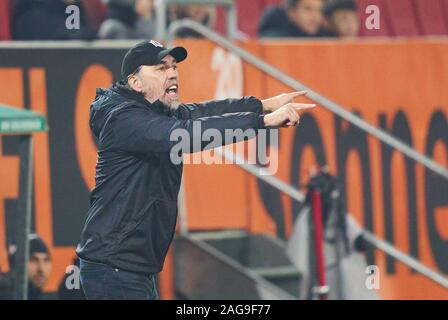 Fußball Augsburg-Düsseldorf, Augsburg, Dez 17., 2019. Martin Schmidt, FCA-Trainer, FC Augsburg, Fortuna Düsseldorf 3-0 - DFL-Bestimmungen verbieten die Verwendung von Fotografien als BILDSEQUENZEN und/oder quasi-VIDEO - 1. Deutschen Fußball-Bundesliga, Augsburg, 17. Dezember 2019. Saison 2019/2020, Spieltag 16, © Peter Schatz/Alamy leben Nachrichten Stockfoto