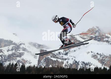 Gröden, Italien. 18. Dez 2019. Eine Vorreiterrolle nimmt die Luft während der Audi FIS Alpine Ski World Cup Downhill Training am 18. Dezember 2019 in Gröden, Italien. Quelle: European Sports Fotografische Agentur/Alamy leben Nachrichten Stockfoto