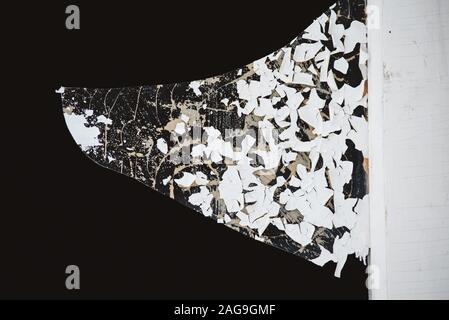 Ein zerbrochenes Fenster in der Tür, mit scharfen, gefährliche Kanten von Splitter- und abblätternde Farbe. Stockfoto