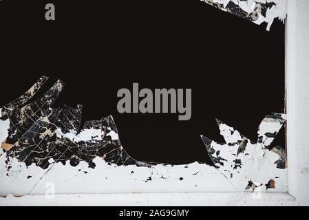 Ein zerbrochenes Fenster in der Tür, mit scharfen, gefährliche Kanten von Splitter- und abblätternde Farbe. Stockfoto