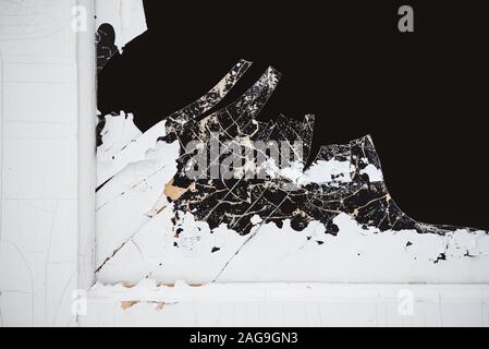 Ein zerbrochenes Fenster in der Tür, mit scharfen, gefährliche Kanten von Splitter- und abblätternde Farbe. Stockfoto