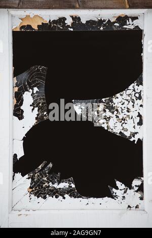 Ein zerbrochenes Fenster in der Tür, mit scharfen, gefährliche Kanten von Splitter- und abblätternde Farbe. Stockfoto