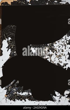 Ein zerbrochenes Fenster in der Tür, mit scharfen, gefährliche Kanten von Splitter- und abblätternde Farbe. Stockfoto