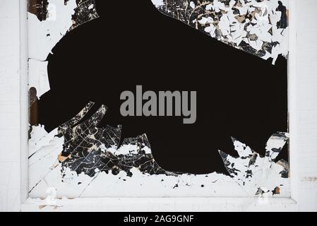 Ein zerbrochenes Fenster in der Tür, mit scharfen, gefährliche Kanten von Splitter- und abblätternde Farbe. Stockfoto