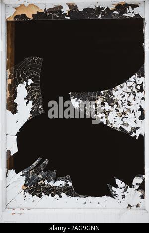 Ein zerbrochenes Fenster in der Tür, mit scharfen, gefährliche Kanten von Splitter- und abblätternde Farbe. Stockfoto