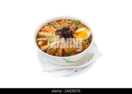 Eine leckere koreanische Maeun-tang-Suppe aus dem Hochwinkel Auf weißer Oberfläche Stockfoto