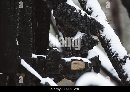 Verkohlte Holzbrett Wand. Hintergrund close-up. Textur. Stockfoto