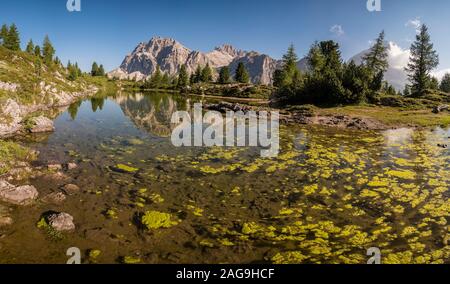 Blick über den See, Lago di Limides Limedes, den Gipfel des Lagazuoi in der Ferne Stockfoto