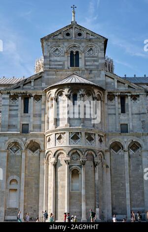 Pisa Dom Fassade und Touristen einen mittelalterlichen Römisch-katholische Kathedrale in der Piazza dei Miracoli in Pisa Toskana Italien EU-romanische Architektur Stockfoto