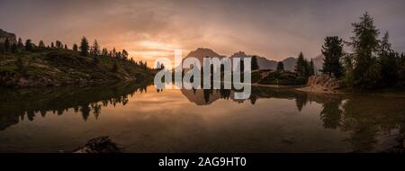 Panoramaaussicht über den See Limedes, Lago di Limides, den Gipfel des Lagazuoi, in der Ferne, bei Sonnenuntergang Stockfoto