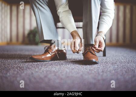 Nahaufnahme eines gut gekleideten Anzug Band seine Schuhe und Vorbereitung auf ein Geschäftstreffen Stockfoto