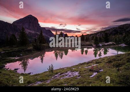 Blick über den See, Lago di Limides Limedes, der Gipfel der Felsen Tofane in der Ferne, bei Sonnenaufgang Stockfoto