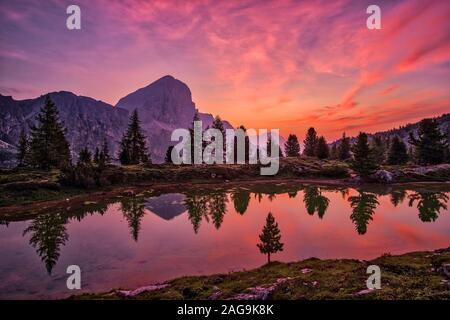 Blick über den See, Lago di Limides Limedes, der Gipfel der Felsen Tofane in der Ferne, bei Sonnenaufgang Stockfoto