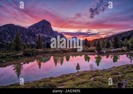 Blick über den See, Lago di Limides Limedes, der Gipfel der Felsen Tofane in der Ferne, bei Sonnenaufgang Stockfoto
