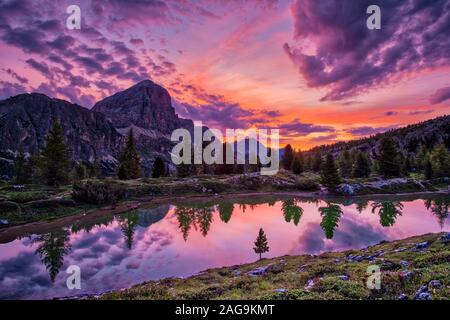Blick über den See, Lago di Limides Limedes, der Gipfel der Felsen Tofane in der Ferne, bei Sonnenaufgang Stockfoto