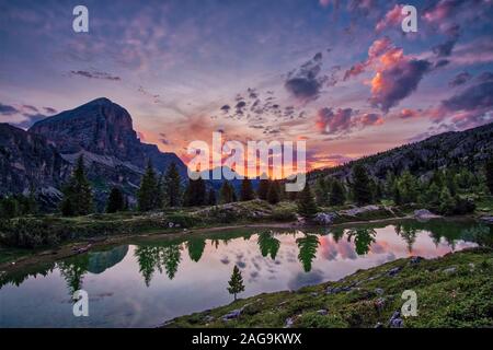 Blick über den See, Lago di Limides Limedes, der Gipfel der Felsen Tofane in der Ferne, bei Sonnenaufgang Stockfoto