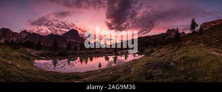 Panoramaaussicht über den See Limedes, Lago di Limides, der Gipfel der Felsen Tofane in der Ferne, bei Sonnenaufgang Stockfoto