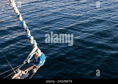 Furled Staysail Fock in der Bugspriet des Bogens einer Yacht in das Meer. Stockfoto