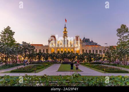 Ho Chi Minh City / Vietnam - März 03 2019: Ho Chi Minh City Hall bei Sonnenuntergang. Es ist bekannt als Ho Chi Minh Stadt People's Committee Hauptsitz. Stockfoto