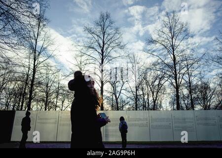 18 Dezember 2019, Berlin: Touristen Blick an den Gedenktafeln in das Denkmal für die Sinti und Roma in Europa während des Nationalsozialismus zwischen Brandenburger Tor und Reichstag ermordet. Foto: Gregor Fischer/dpa Stockfoto