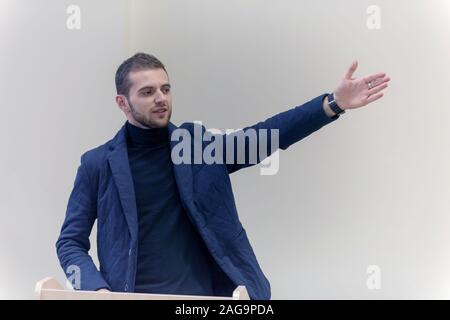 Vertrauen und Geschäftsidee. Portrait von charmanten erfolgreiche junge Geschäftsmann. Stockfoto
