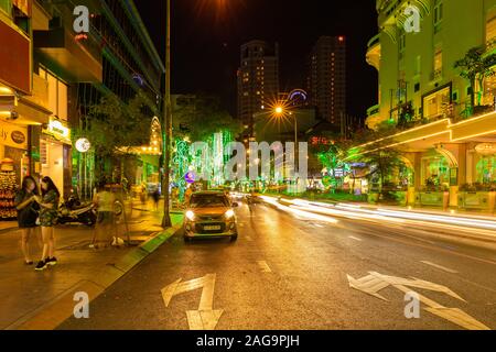 HO CHI MINH STADT, VIETNAM - 03. MÄRZ 2019: Blick auf die Nacht Straße, wie Menschen und Autos vorbei in der Stadt früher als Saigon bekannt. Stockfoto