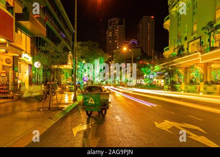 HO CHI MINH STADT, VIETNAM - 03. MÄRZ 2019: Blick auf die Nacht Straße, wie Menschen und Autos vorbei in der Stadt früher als Saigon bekannt. Stockfoto