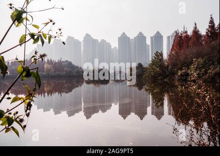 Die traditionelle chinesische Architektur Halbkreisbrücke über die Flüsse Fuhe und Jiangan im Nanhu Wetland Park von Chengdu, Sichuan, China. Luftverschmutzung Stockfoto