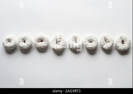 Über Kopf Schuss von Donuts auf einer weißen Oberfläche Stockfoto