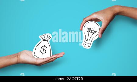 Hände mit Dollarzeichen Tasche und weiß Glühlampe Stockfoto