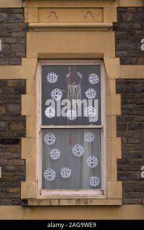 Schneiden Sie das Papier Schneeflocken und eine Dream Catcher auf Anzeige Fenster in einem Haus am Meer Stockfoto