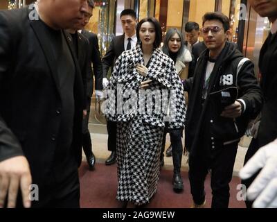 Dezember 18, 2019, Beijing, China: Chinesische Schauspielerin FAN BINGBING stellt in der Lobby eines Hotels in Peking. Sie erschien in einem Mantel und posierte für Fotos mit Ihrem wartenden Fans. (Bild: © SIPA Asien über ZUMA Draht) Stockfoto