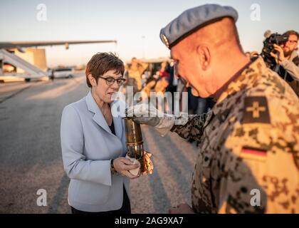 Larnaka, Zypern. 18 Dez, 2019. Annegret Kramp-Karrenbauer (CDU), Bundesminister der Verteidigung, Hände Peter Bellinghausen, Militär, Pastor, eine Laterne mit dem Licht des Friedens, das von Betlehem der militärischen Seelsorge über die Verbände der Pfadfinder übergeben wird. Kramp-Karrenbauer kommt zu Zypern für das traditionelle Weihnachten Besuch mit den Truppen. Die maritime Task Force Unifil unterstützt die libanesische Regierung bei der Sicherung der Seegrenzen und Verhinderung von waffenschmuggel über das Meer. Quelle: Michael Kappeler/dpa/Alamy leben Nachrichten Stockfoto