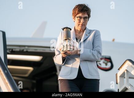 Larnaka, Zypern. 18 Dez, 2019. Annegret Kramp-Karrenbauer (CDU), Bundesminister der Verteidigung, verlässt das Flugzeug mit einer Laterne, die Frieden, deren Licht von Betlehem der militärischen Seelsorge über Verbände die Pfadfinder' übergeben wird. Kramp-Karrenbauer kommt zu Zypern für das traditionelle Weihnachten Besuch mit den Truppen. Die maritime Task Force Unifil unterstützt die libanesische Regierung bei der Sicherung der Seegrenzen und Verhinderung von waffenschmuggel über das Meer. Quelle: Michael Kappeler/dpa/Alamy leben Nachrichten Stockfoto